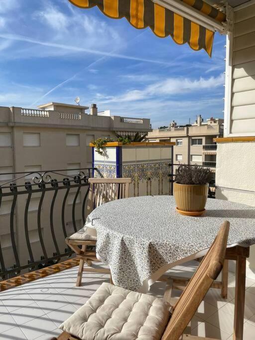 Cal Salmare Seafront Apartment With Rooftop Terrace And Pool Calafell Bagian luar foto