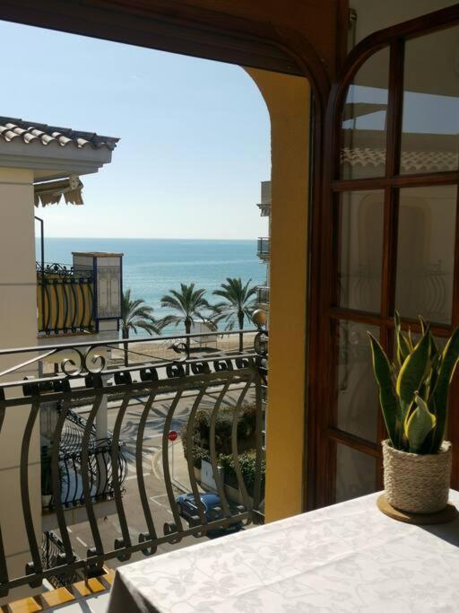 Cal Salmare Seafront Apartment With Rooftop Terrace And Pool Calafell Bagian luar foto